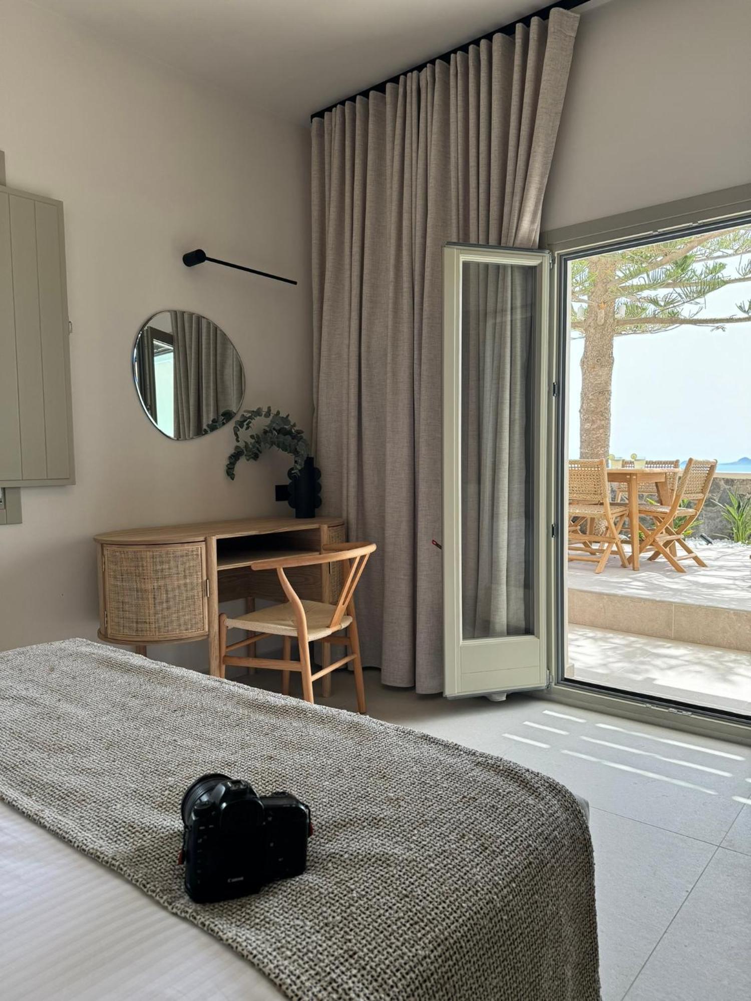 Morfes Luxury Suites By Caldera Houses Фиростефани Екстериор снимка